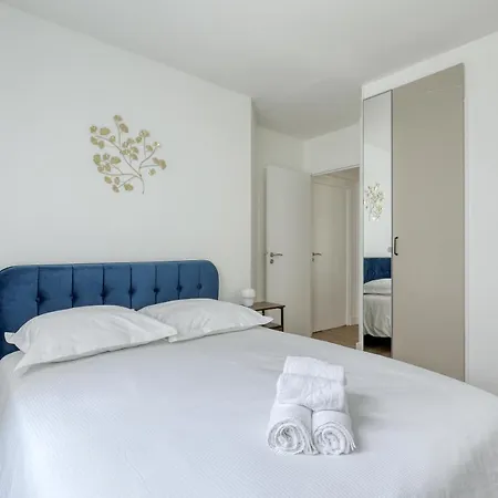 Branded New 4 Bdrs Flat - Huge Terrace - Prime Loc Appartamento Parigi