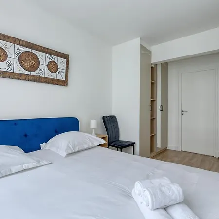 Branded New 4 Bdrs Flat - Huge Terrace - Prime Loc Apartment *
