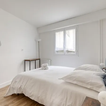 Branded New 4 Bdrs Flat - Huge Terrace - Prime Loc Apartment